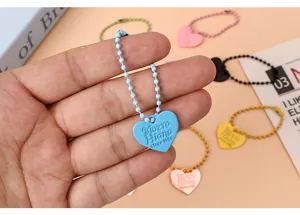 Colgante de corazón en metal esmaltado llavero con cuentas accesorio para bolso y llaves.