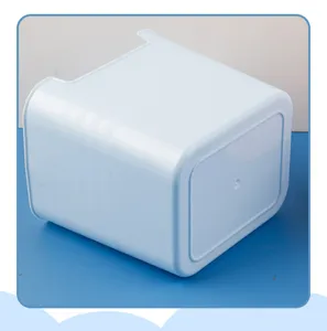 Boîte de rangement de bureau en plastique bleu clair en détail, organiseur idéal pour papeterie.