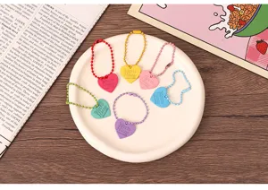Llaveros colgantes de corazón de metal colorido con cadena de cuentas para bolsos