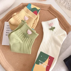 Sweet Japanese style cute tulip embroidered short socks for women, breathable and comfortable.