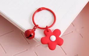 Schattige rode bloem hanger en bel metalen sleutelhanger, lieve stijl tas bedel accessoire.