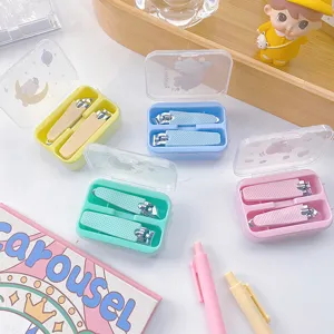 Niedliches tragbares Nagelknipser-Set Detail, kompakte Aufbewahrungsbox, Manikürewerkzeug.
