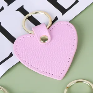 Llavero de cuero con corazón rosa y anillo de metal dorado bonito colgante de bolso.