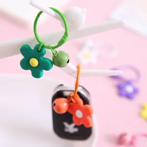 Mooie snoepkleurige bloem sleutelhanger met kleine bel als tasaccessoire voor dames