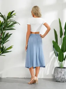 Set top corto bianco e gonna midi ad A azzurra da donna, immagine principale vista posteriore.