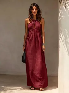 Detailaufnahme eines einfarbigen burgunderroten Damen-Leinenkleids mit Neckholder.