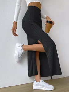 Schwarzer Rippstrick-Midirock mit hohem Bund und stylischem Beinschlitz für Damen.