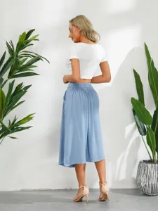 Completo estivo casual donna top corto bianco e gonna midi azzurro chiaro elegante.