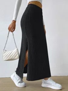 Detailaufnahme des hochgeschnittenen Rippstrickrocks mit Seitenschlitz fuer Damen.