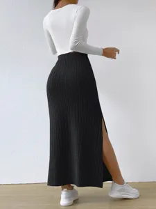 Detailansicht des gerippten Damen-Maxi-Rocks mit hohem Bund und elegantem Beinschlitz.
