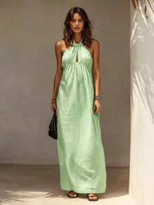 Sommer einfarbige Halsausschnitt Leinen Maxikleid Detailansicht in einem eleganten Grünton.