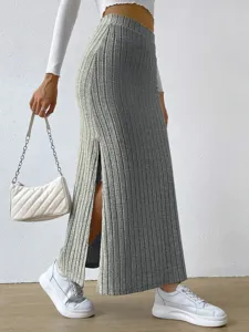 Detailaufnahme eines Damen Rippstrick Midirocks mit hohem Bund und Schlitz kombiniert.