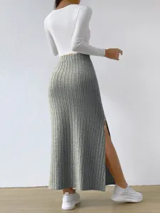 Rückansicht eines gerippten High-Waist Maxirocks mit Schlitz und weißem Oberteil.
