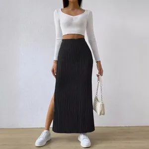 Schwarzer, gerippter Strick-Maxi-Rock mit hohem Bund und Seitenschlitz, elegante Passform Damen.