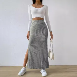 Modisches Damen weißes langarm Crop Top und grauer high waist Strick Maxirock Set.