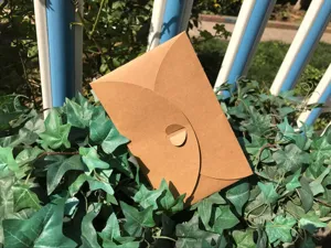 Detailopname van een vintage kraftpapier enveloppe voor handgemaakte DIY-projecten.