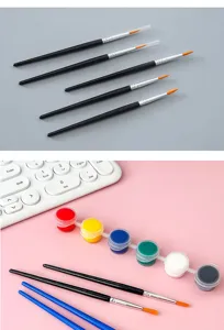 Gedetailleerd overzicht van nylon haar penselen en kleurrijke verfpotjes set voor kunstenaars.