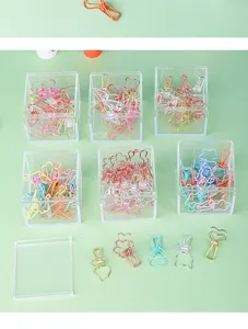 Clips per rilegatura in metallo colorato in scatole trasparenti, simpatiche forniture per ufficio.