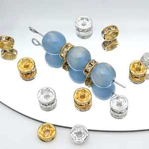 Blaue Glasperlen mit gold- und silberfarbenen Strass-Abstandshaltern für DIY-Schmuckzubehör.