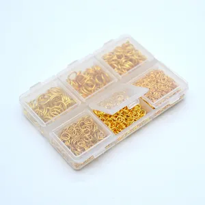 Set de 6 anillas abiertas doradas en caja de plástico transparente para joyería DIY.