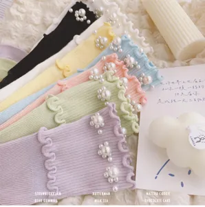 Damen süße gerippte Mittelsocken mit Perlenblumen-Dekor, süßer Lolita-Stil Pastellfarben.