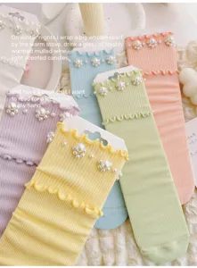 Detailansicht süßer Rüschen Perlen Socken, süße Lolita Stil Strickstrümpfe für Damen.