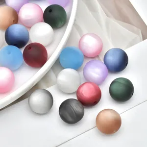 Primo piano di perline opache effetto occhio di gatto da 16mm per accessori fai da te.