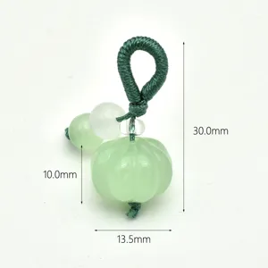 Vue detaillee du pendentif citrouille en jade vert de style chinois avec dimensions.