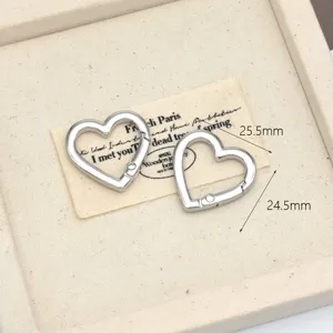 Heart-shaped alloy spring clasp detail view, highlighting silver texture and measurements.