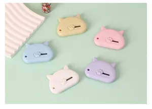 Gedetailleerd overzicht van schattige mini kattenpoot briefopeners in pastelkleuren.