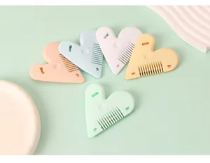 Peine de corte de pelo de doble cara en forma de corazón y maquinilla para flequillo.