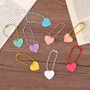 Colgante de llavero de corazón de metal colorido con cadena de cuentas, accesorio elegante.