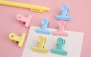 Set de clips metálicos de colores pastel, papelería bonita para organizar documentos.