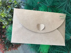 Vintage kraft papier envelop met schattige hartvormige sluiting voor handgemaakte DIY kaarten.