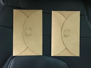 Retro kraftpapier enveloppen met creatief hartvormig sluitingsdetail voor leuke DIY knutsels.