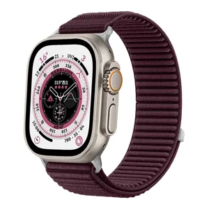 Nahaufnahme des dunkelvioletten Alpine Loop Armbands und des Titangehäuses für Smartwatch.