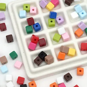 Kleurrijke plastic acryl vierkante kralen met gat voor diy armbanden en sieraden maken.