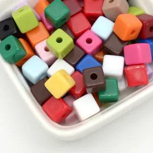 Detailopname van kleurrijke acryl vierkante kubus kraal met gat voor diy sieraden maken