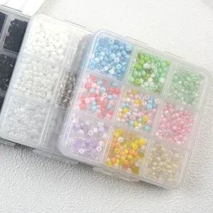 Nahaufnahme von bunten Glasperlen in transparenten Sortierboxen für DIY-Schmuckherstellung.