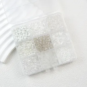 Nahaufnahme von gemischten Glasperlen in einer transparenten Aufbewahrungsbox für DIY-Schmuck.