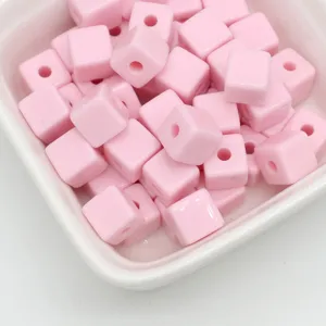 Roze acryl kubus kralen voor DIY sieraden maken, armbanden, sleutelhangers en knutselprojecten.