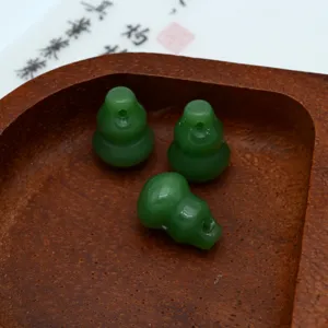 Colgante de calabaza de vidrio verde detalle de accesorio hecho a mano DIY para artesanía tradicional.
