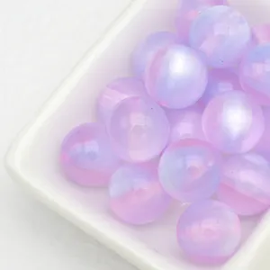 Gros plan macro detail des perles ronds rose violet gelee de reve, texture lisse et brillante.
