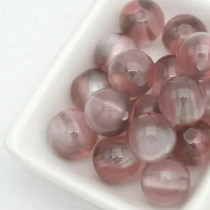 Gros plan détaillé de perles œil de chat gelée rose de 12mm, idéal pour les bijoux DIY.