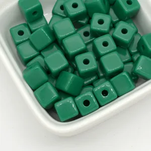 Groene acryl vierkante kralen detailopname, ideaal voor DIY sieraden maken en knutselaccessoires.