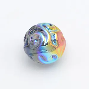 Gros plan de la perle acrylique électrolytique UV colorée, beau détail de texture brillante.