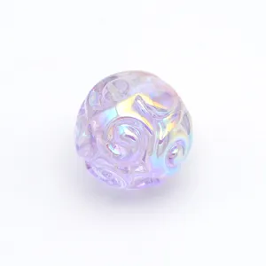Gros plan de la perle en acrylique holographique, motif UV galvanisé 16mm pour bijoux DIY.
