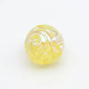 Détail de perle en acrylique galvanisée UV jaune, idéale pour la création de bijoux DIY.