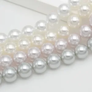 Gros plan détaillé de perles d'imitation en verre multicolores pour la bijouterie DIY.