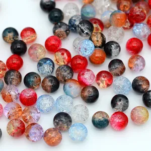 Gros plan détaillé de perles de cristal en verre craquelé coloré pour accessoires de bijoux